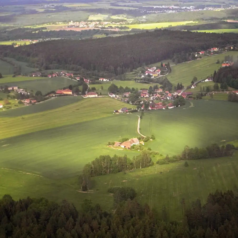 vŠETEČ-LETECKÝ SNÍMEK Krajina v oblasti Všeteč Karlov II
